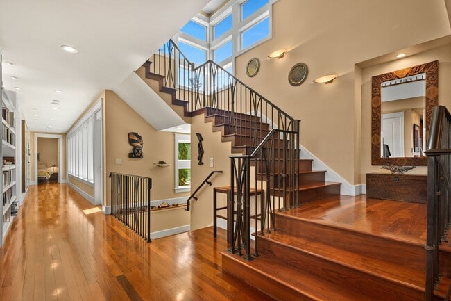 Building Photo - Exquisite Kirkland Estate - Lake Front Views