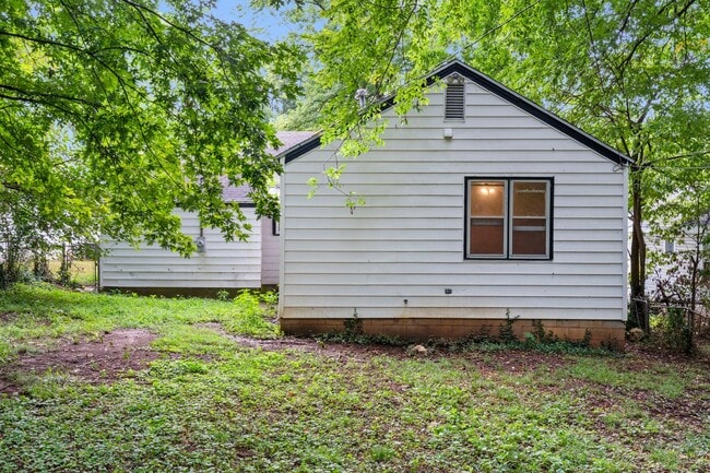 Building Photo - 631 S Newton Ave