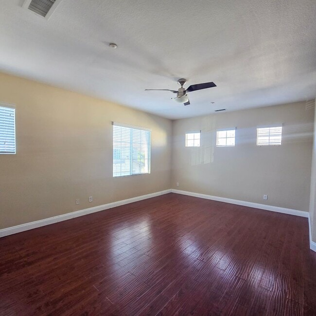 Building Photo - 11336 parkdale Ave