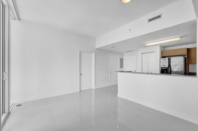 Building Photo - 1 bedroom and 1 bath condo located east side of Biscayne Blvd Miami Florida