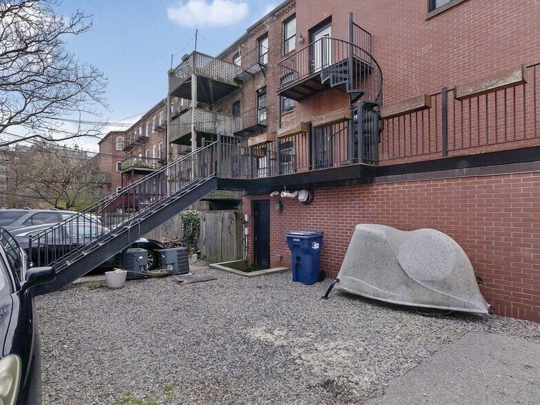 Building Photo - 70 E Brookline St
