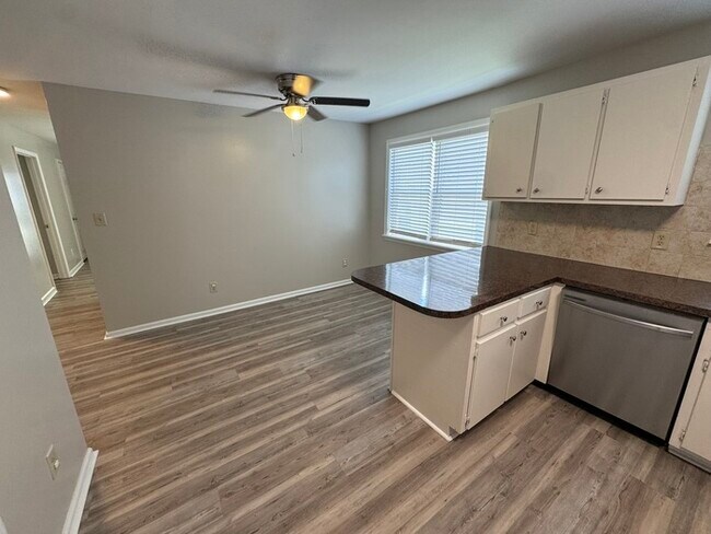 Building Photo - Adorable 3 bed 2 Bath SFH! Big Back yard a...