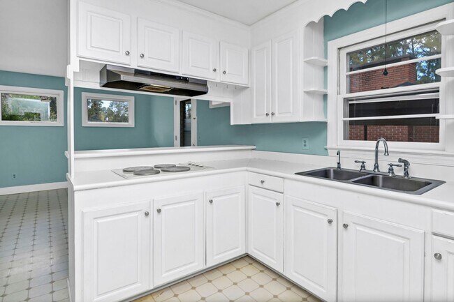 Building Photo - Prime Location! Beautiful Home Only Minutes to The Vista & Downtown