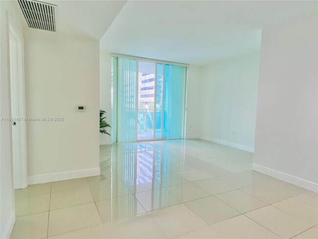 Building Photo - 950 Brickell Bay Dr