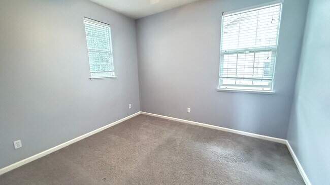 Building Photo - 4 bed 2.5 bath Single Family Home