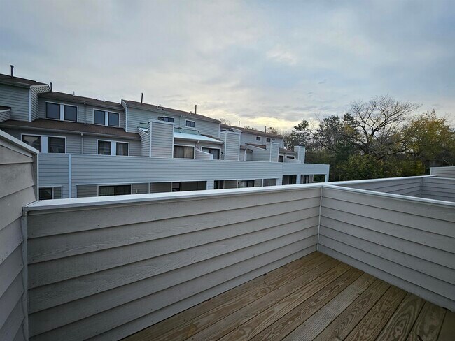 Building Photo - 806 Spinnaker Ct