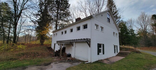 Building Photo - Charming home close to downtown Traverse City