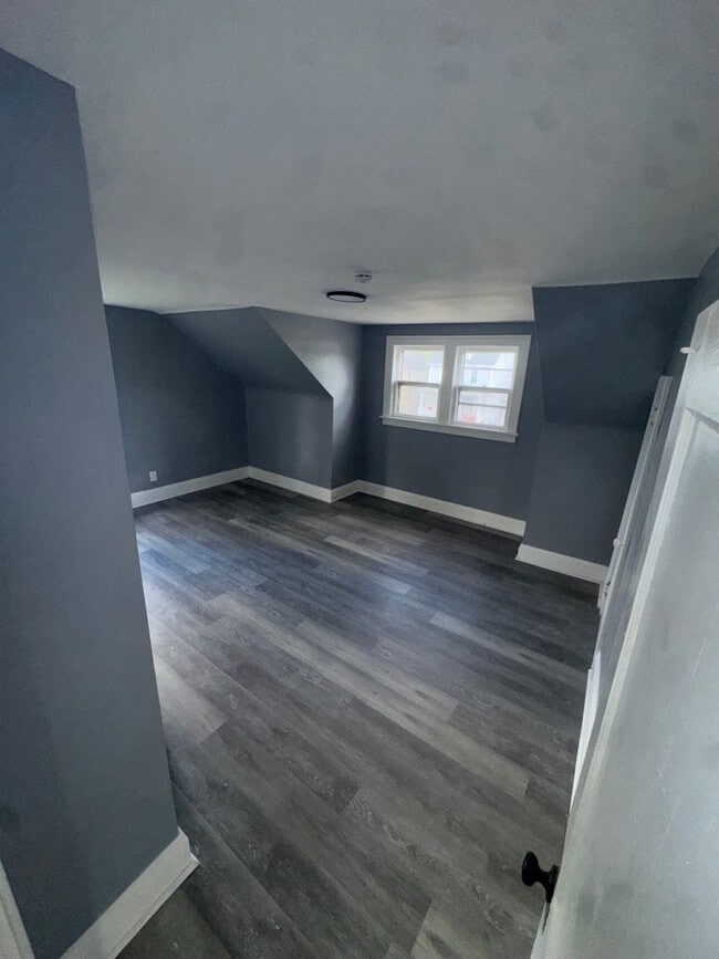 Building Photo - Charming 3-Bedroom Property in Prime Location (SECTION 8 VOUCHERS ACCEPTED)