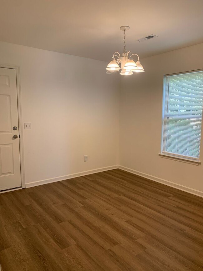 Building Photo - 3 Bedroom, 2 Bath House Available 1/15/2026