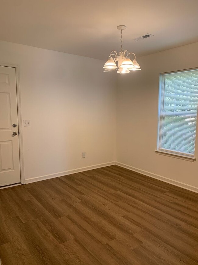 Building Photo - 3 Bedroom, 2 Bath House Available Now on Hillsdale Drive