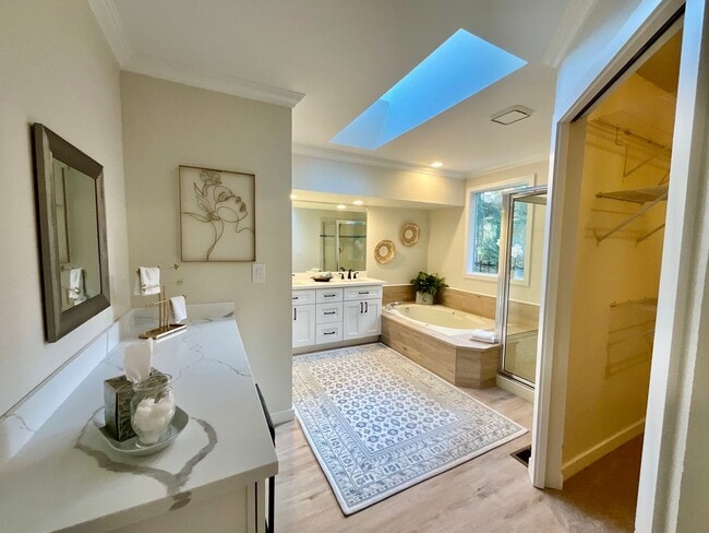 Building Photo - Spacious 3-Bedroom Home with Sunroom in Private Lake Community – Everett