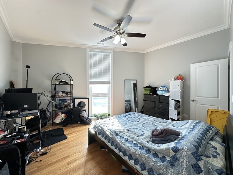 Building Photo - 520 N Western Ave