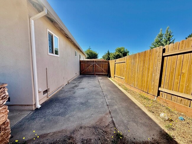 Building Photo - Great home available NOW