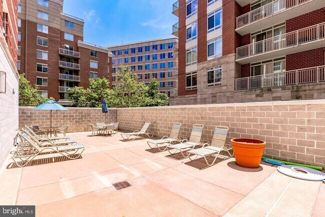 Building Photo - 880 N Pollard St