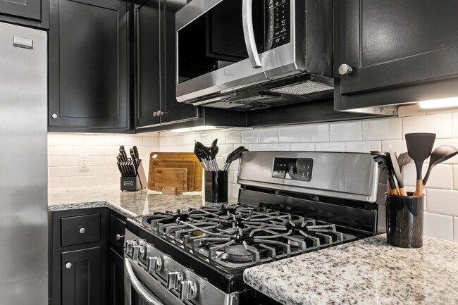 Building Photo - 8912 Wildwood Way