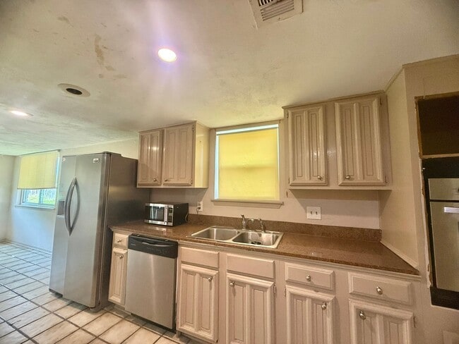 Building Photo - 3602 Brier Gardens Dr