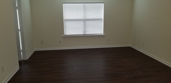 Building Photo - LOCATION! HARWOOD FLOORS!
