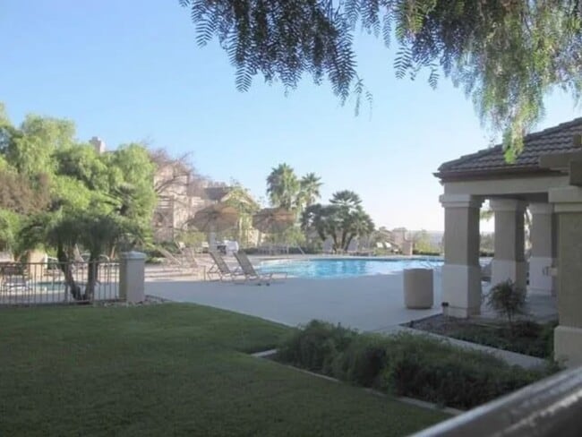 Building Photo - Beautiful 3-Bedroom Ground-Level Condo wit...