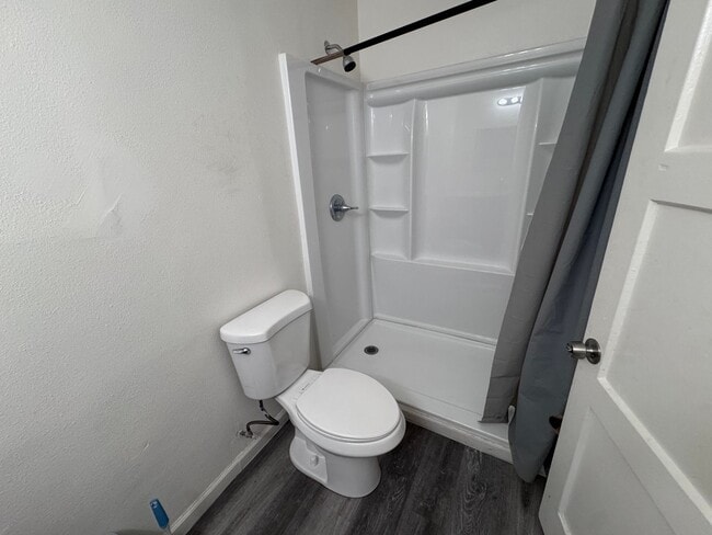 Building Photo - 3 Bedroom, 1 1/2 Bath, Spacious Yard