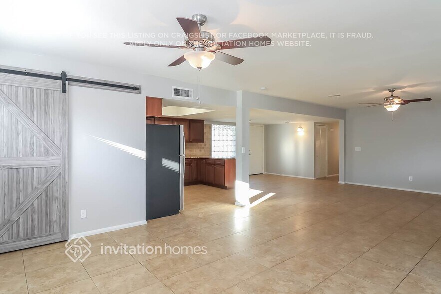 Building Photo - 3039 E Dahlia Dr