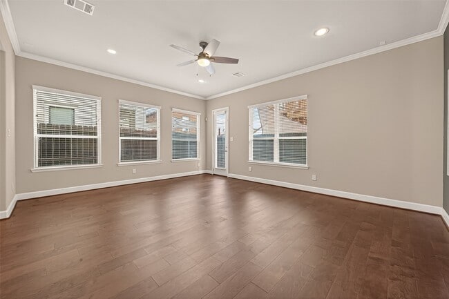 Building Photo - 4413 Schuler St