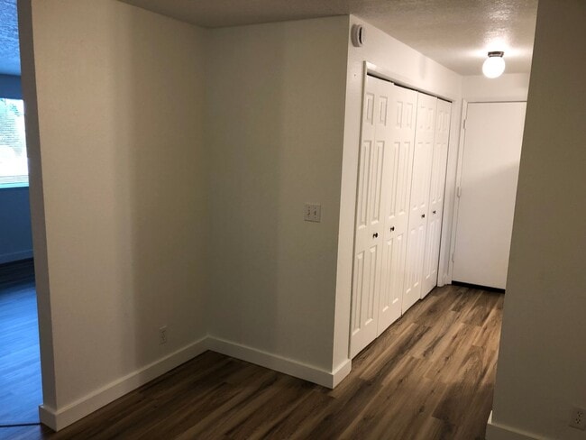 Building Photo - Updated single level 2 bedroom 1 bath duplex in Springfield!