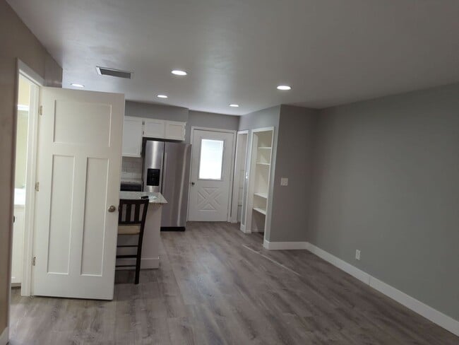 Building Photo - Beautifully Updated 2 Bed Townhome with Pool Access