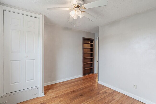 Building Photo - 1315 E Red Bud Rd