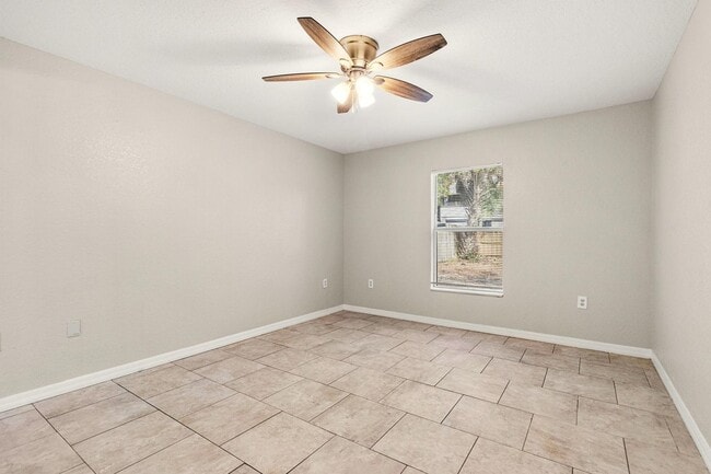 Building Photo - 3 Bedroom Home