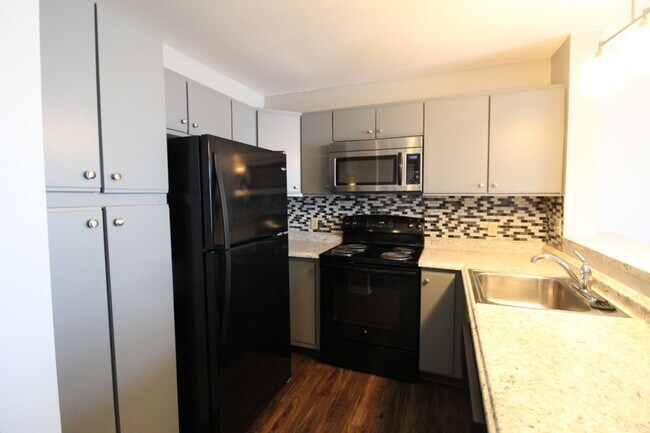Building Photo - 1330 Hunters Rd