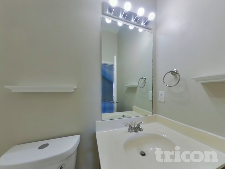 Building Photo - 3505 Flora Dr