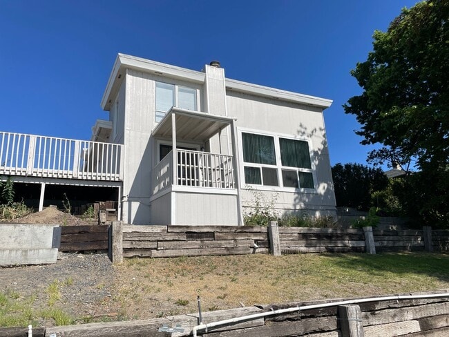 Building Photo - 2BR 1BA Duplex On Lake!!