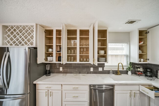 Building Photo - 5719 Viking Dr
