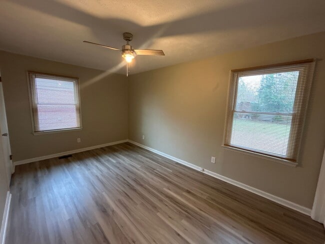 Building Photo - NEW LISTING!!!!!