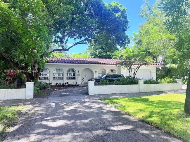 Primary Photo - 810 Anastasia Ave
