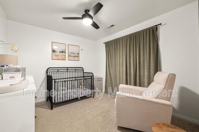 Building Photo - 702 Durham Dr