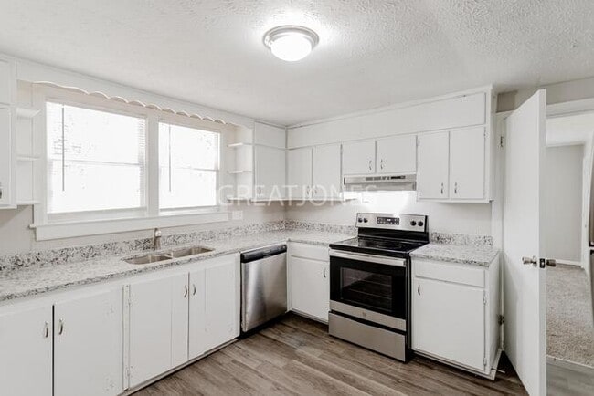 Building Photo - NOW OFFERING 1/2 MONTH FREE IF LEASE SIGNE...