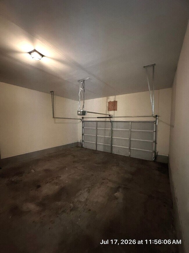 Building Photo - Charming 4 Bedroom Townhouse with 2 Large Suites
