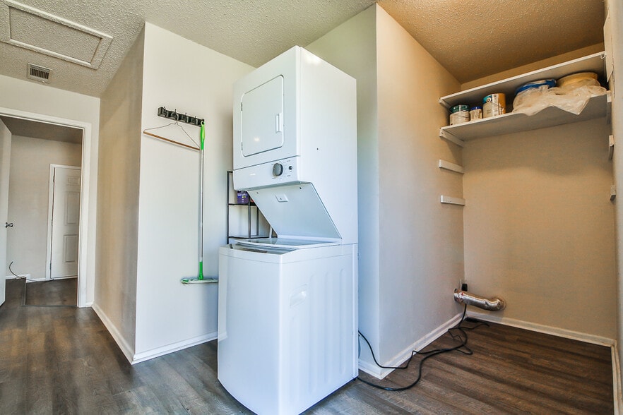 Building Photo - 711 6th Plz