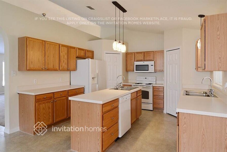 Building Photo - 420 NW Byron St