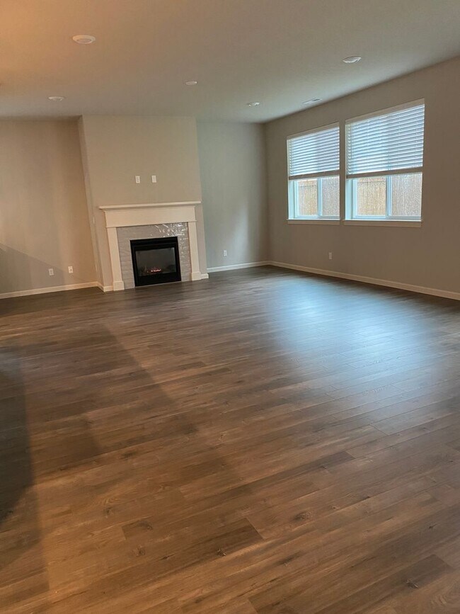 Building Photo - AVAILABLE NOW!!! 4BD/3BA - Pet friendly + Fenced Yard & Washer/Dryer Included - Great South Locat...