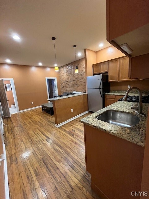 Building Photo - 2 W Park Row