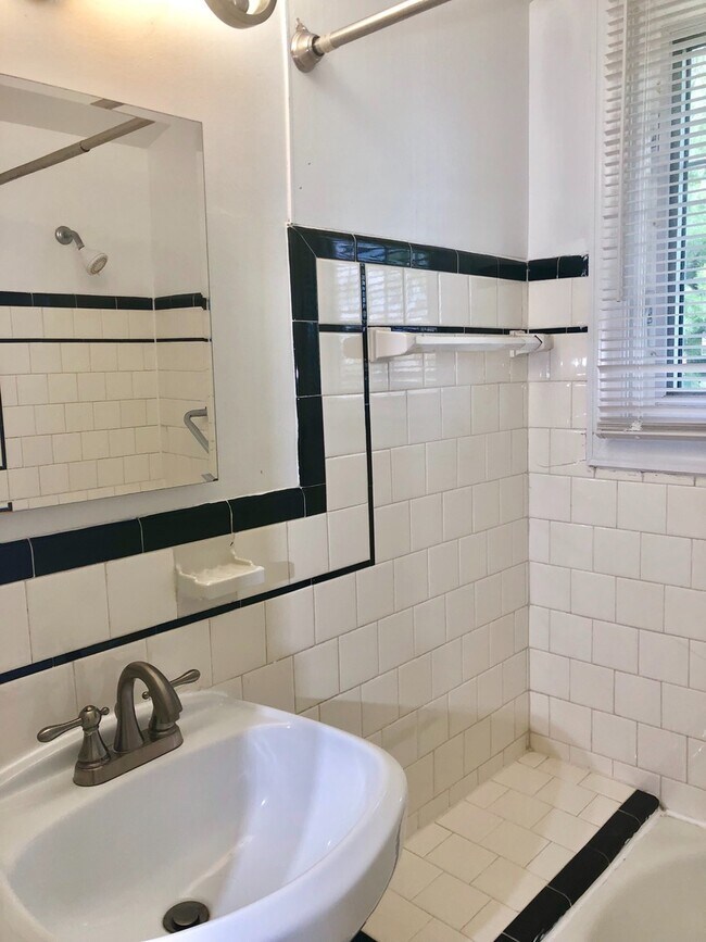 Building Photo - Charming 3 Bedroom/2 Bathroom Duplex in West Hills, MD!