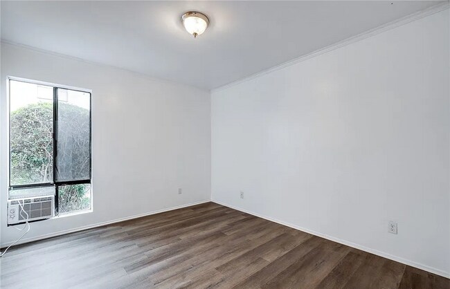 Building Photo - Welcome to this beautifully updated 1-bedr...