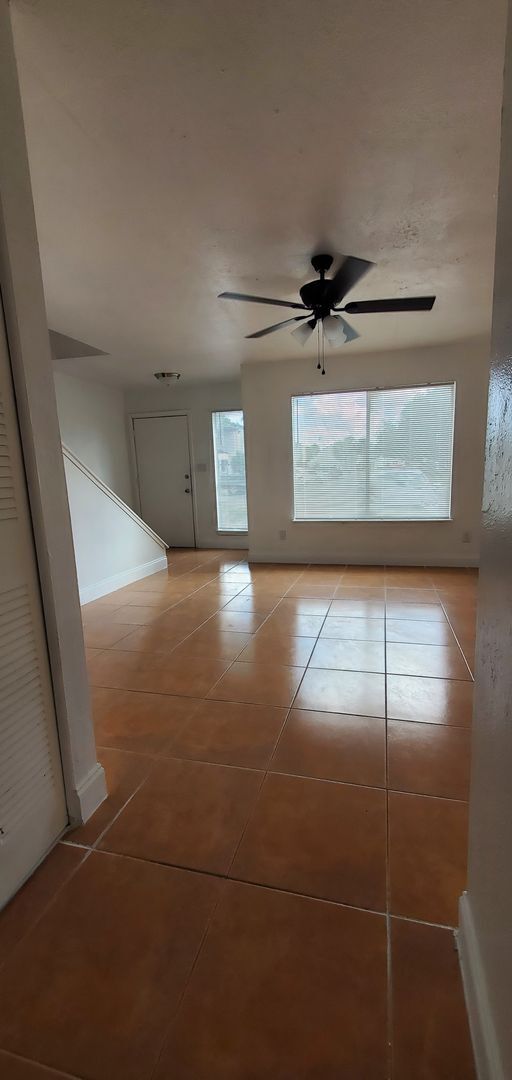 Building Photo - Two bedroom town home near the Mall at Mil...