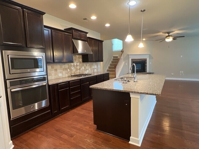 Building Photo - 579 Crossland Dr