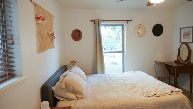 Building Photo - 4BD 2BA in East Austin - Near Mueller comm...