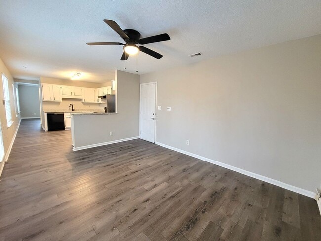 Building Photo - Large 2 Story Near The Airport and I-485