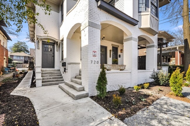 Building Photo - Beautifully Updated Midtown Studio Apartment Walking Distance to Piedmont Park!