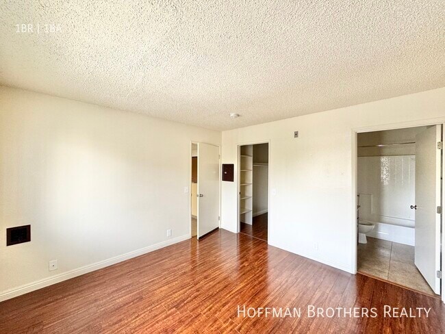 Building Photo - 15040 Vanowen St